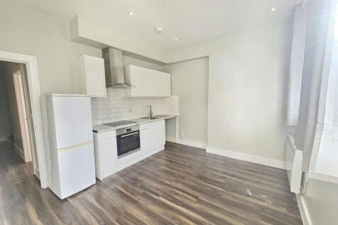 1-bed flat on Charles Court, Park Street, Luton, £950/mo