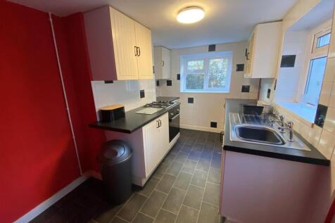 64 Queen Street - kitchen 2.jpg