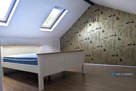 3-bed flat on Thurlow Park Road, London, SE21, £2,450/mo
