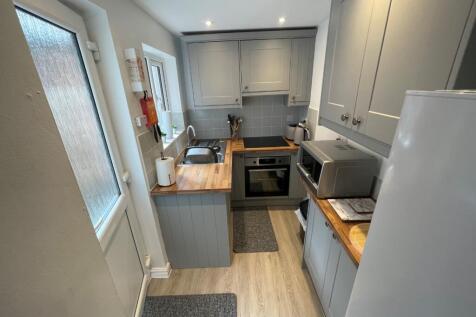 Available One (1) Professional Room - Knight Street photo 4