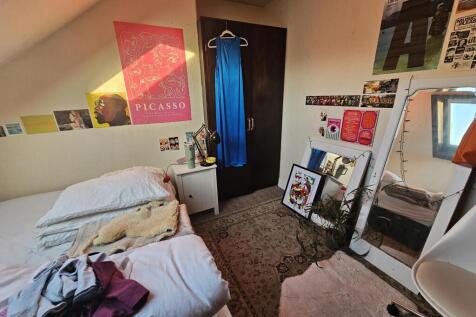 Cosy furnished bedroom with a single bed, bedsi...