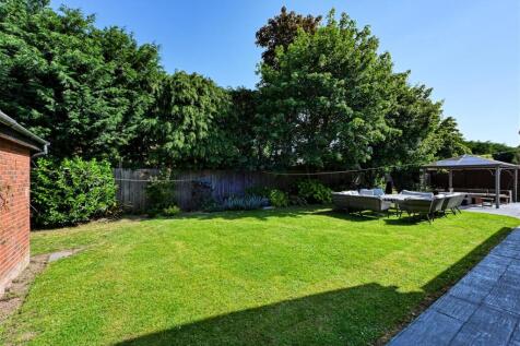16 Elviron Drive-4.jpg