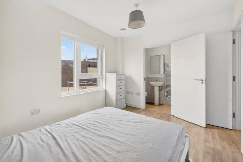 To Let  3 Bedroom Flat Balcony CR0  www.islingtonp