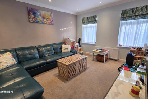 FRONT LOUNGE