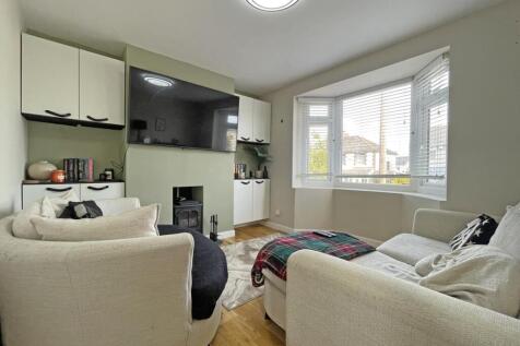 Kings Road 6 - Living Room.jpg
