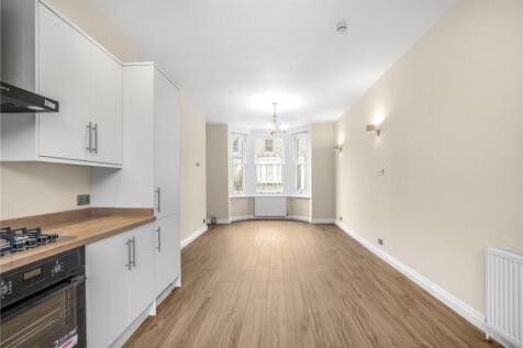 2-bed flat on Ramsden Road, SW12, £2,900/mo