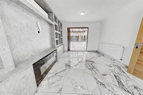 Upper Wood Close, Shenley Brook End, Milton Keynes, MK57 photo 3