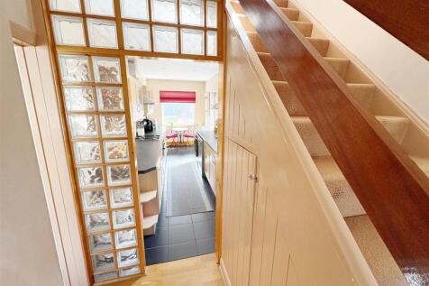 Hallway through to kitchen.jpg