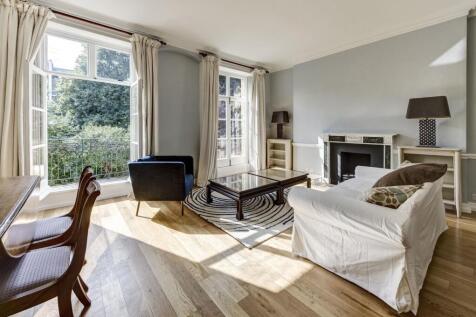 Studio flat on Brompton Square, SW3, £2,600/mo
