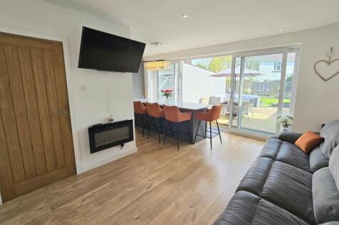 OPEN PLAN KITCHEN/LIVING