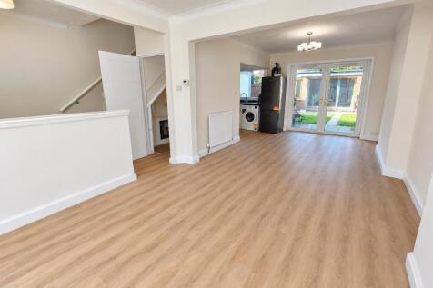 3-bed semi-detached on Cleveland Gardens, Cricklewood, London NW2, £3,200/mo