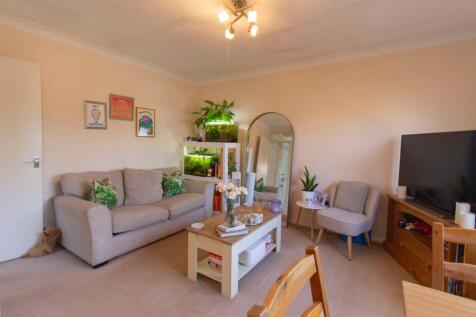 Horsebrass Drive, Bagshot, GU19 photo 3