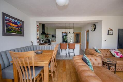 Family-dining-kitchen.jpg