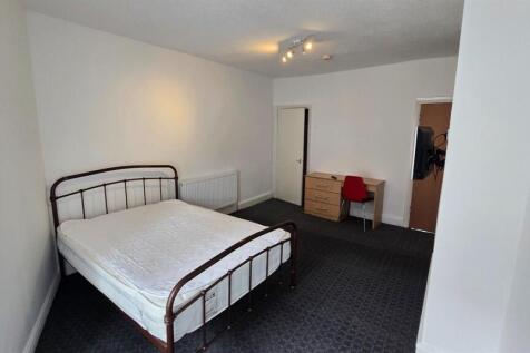 Spacious double bedroom with a study desk area...