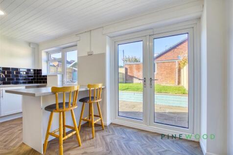 BREAKFAST KITCHEN/DINING ROOM