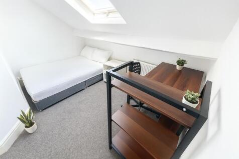 Bright, tidy attic bedroom with a comfortable s...