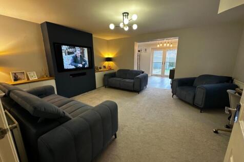 Pel Crescent LivingRoom2.jpg