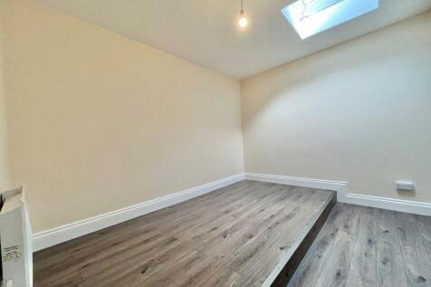 MODERN THREE BEDROOM FLAT, CHARMINSTER (P07608) photo 4