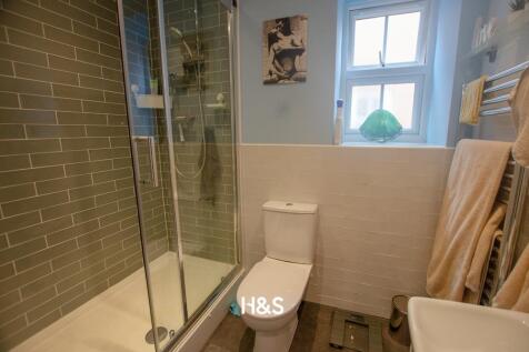 2 Sissinghurst - ensuite.jpg