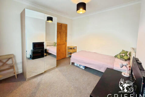 High Street, Aveley, South Ockendon, RM15 photo 3