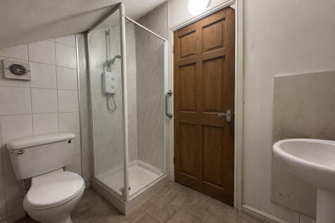 Shower roon annex...