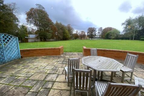 Ferry Lane, Wraysbury, Staines-upon-Thames, Berkshire, TW19 photo 4