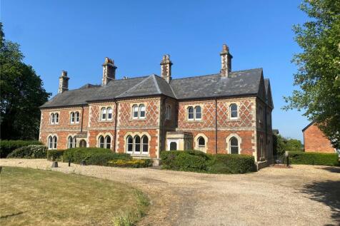 2 Savernake Manor
