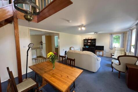 LOUNGE / DINING ROOM