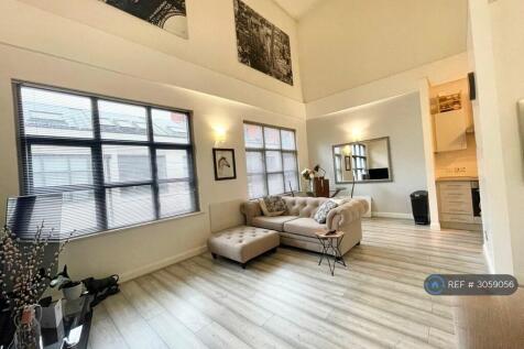 Living Room/Dining Area