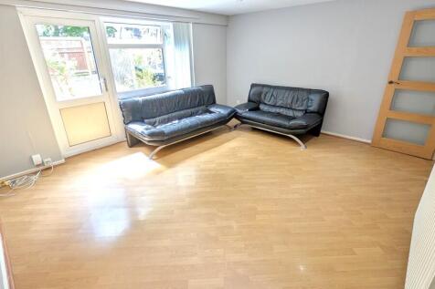 Woking, Surrey, GU21 photo 4