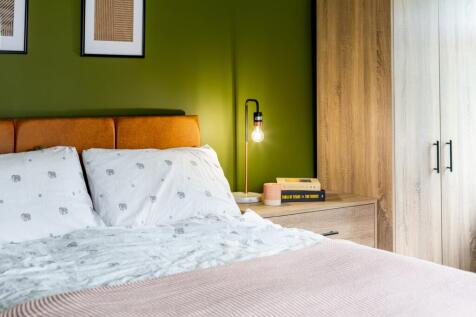 Studio flat on Studio 2, London Road, £900/mo