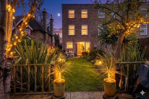 4-bedroom townhouse with a beautiful garden in Bro