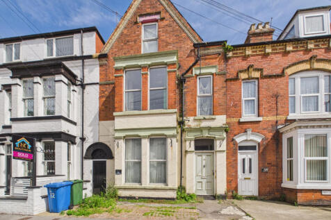 Seven bedroom mid-terrace house - For sale by auc
