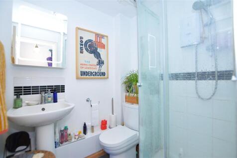 25 Beaumont Place shower.JPG