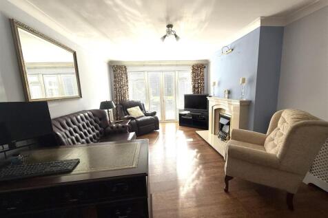 7 mayflower drive new lounge 1.jpeg