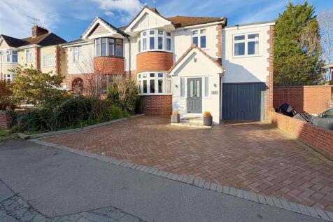 Front shot of property and driveway (3).jpg