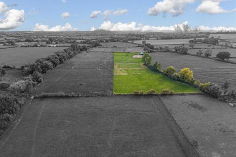 Land, Stables, Store &amp; Menage