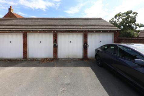 GARAGE &amp; EV CHARGE POINT