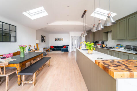Woodfield Way, Bounds Green, London photo 4