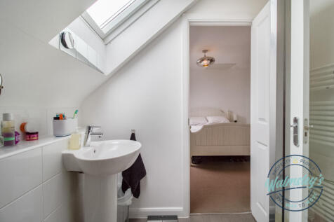 Ensuite to main bedroom