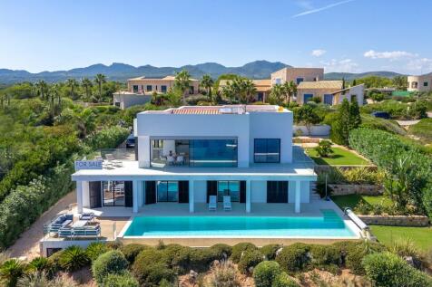 Villa on the first sea line