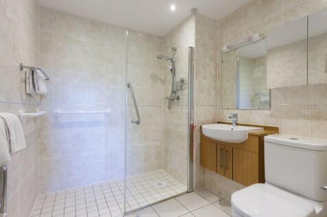 EN-SUITE SHOWER ROOM