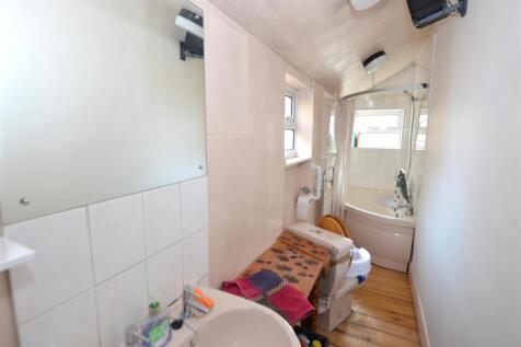 156 St Stephens Road downstairs bath cloaks.JPG