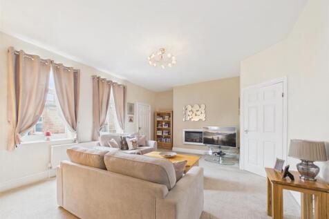 LOUNGE/DINING AREA