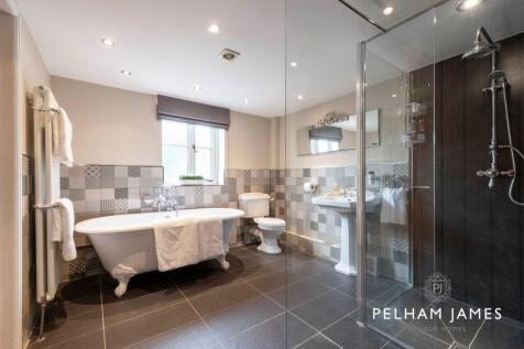 Family Bathroom, Corner Barns, Cold Overton