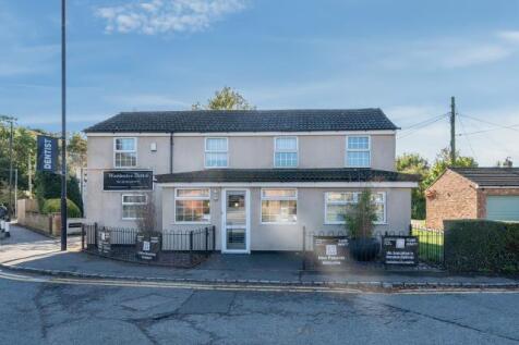 2-bed flat on High Street, Waddesdon, Aylesbury, HP18, £1,200/mo