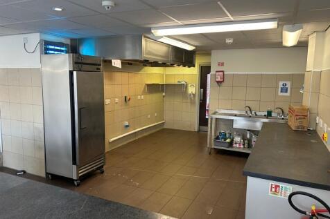 Retail Property (high street) to rent Image 4