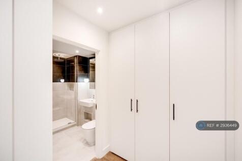 Master Bedroom With Ensuite And Built In Wardbrobe