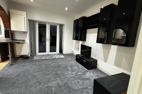 Willow Lane, Watford photo 3
