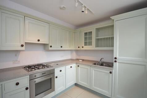 3 bedroom property in Godalming photo 3